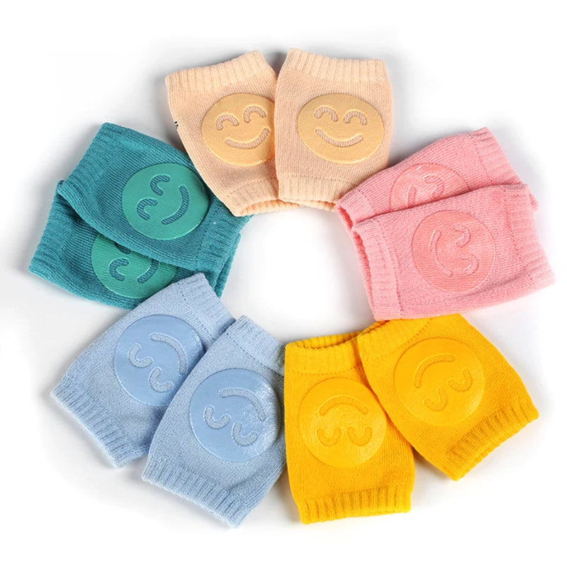 Baby knee pads by Daliona, soft and protective safety gear for crawling infants, featuring cushioned support for delicate knees.